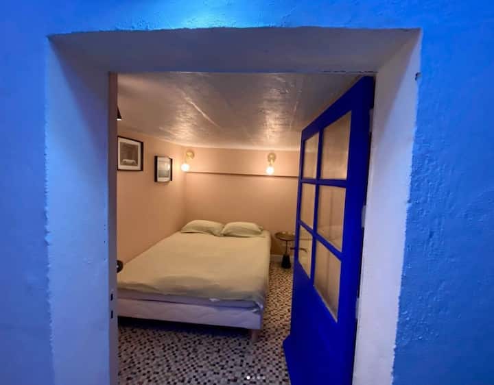 Chambre 3 accessible du Patio, Hauteur sous plafond 1m80, Lit 140x190, Petite douche et lavabo, commode, table de nuit