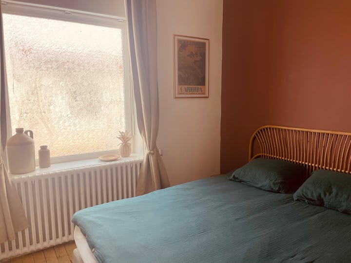 Chambre 1 : Suite parentale sur parquet, Lit 160x200, douche italienne et meuble lavabo, portant, 2 tables de nuit et cheminée décorative