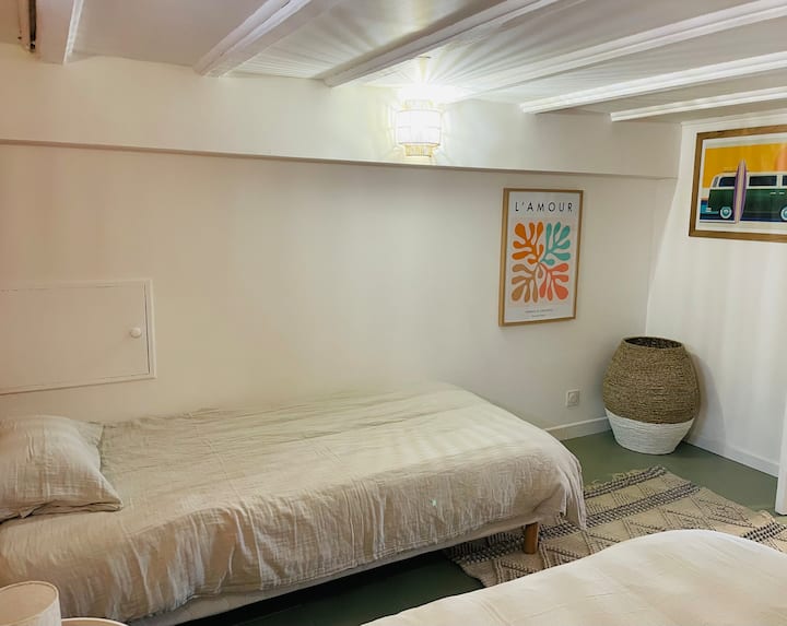 Chambre 4, hauteur sous poutres 1m80, 1lit 140x190 et un lit 90 x 190, Meuble TV, TV, table de nuit