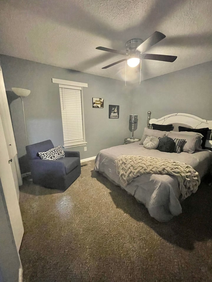 Dormitorio de invitados con cama tamaño queen