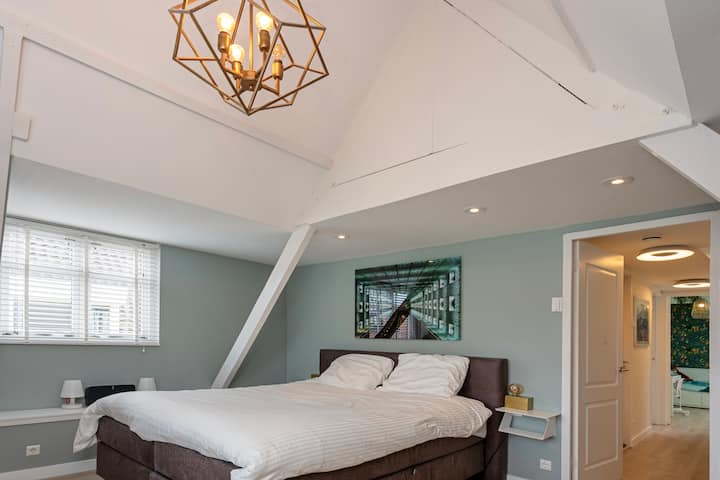 Glavna spavaća soba s bračnim krevetom 180 x 210 cm i televizorom 