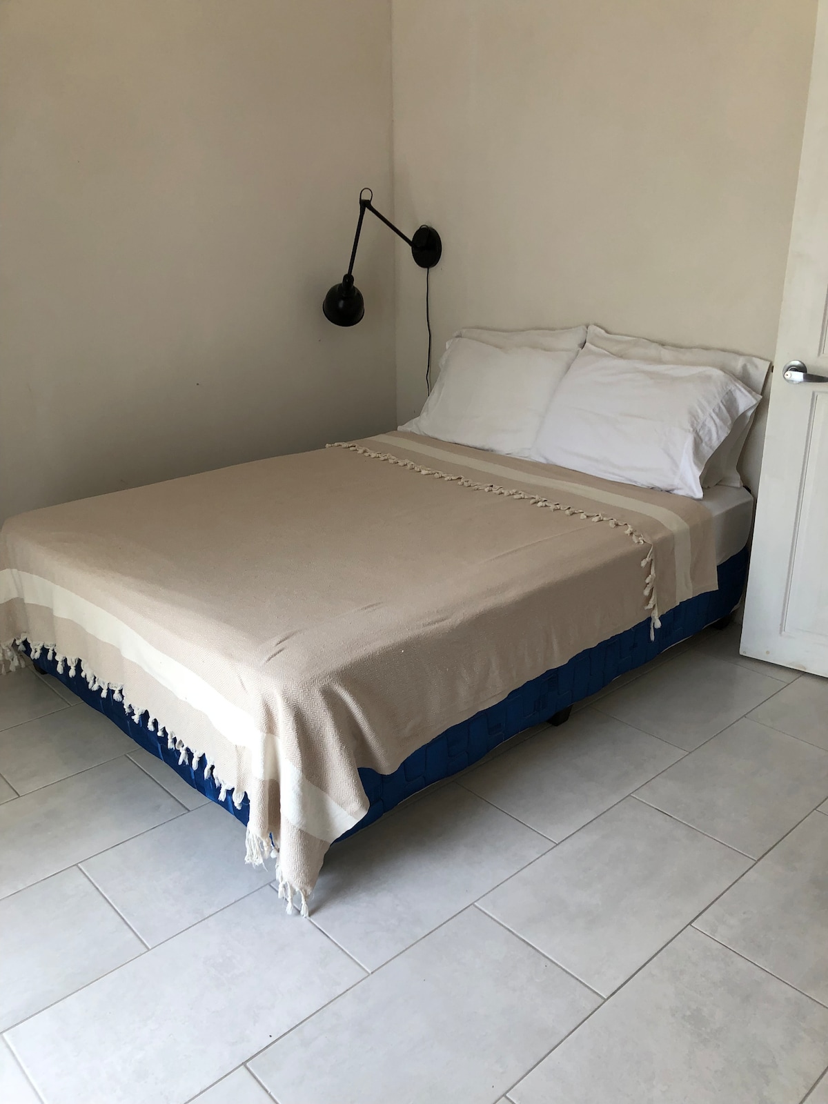 кревет со целосна големина и ламба за читање