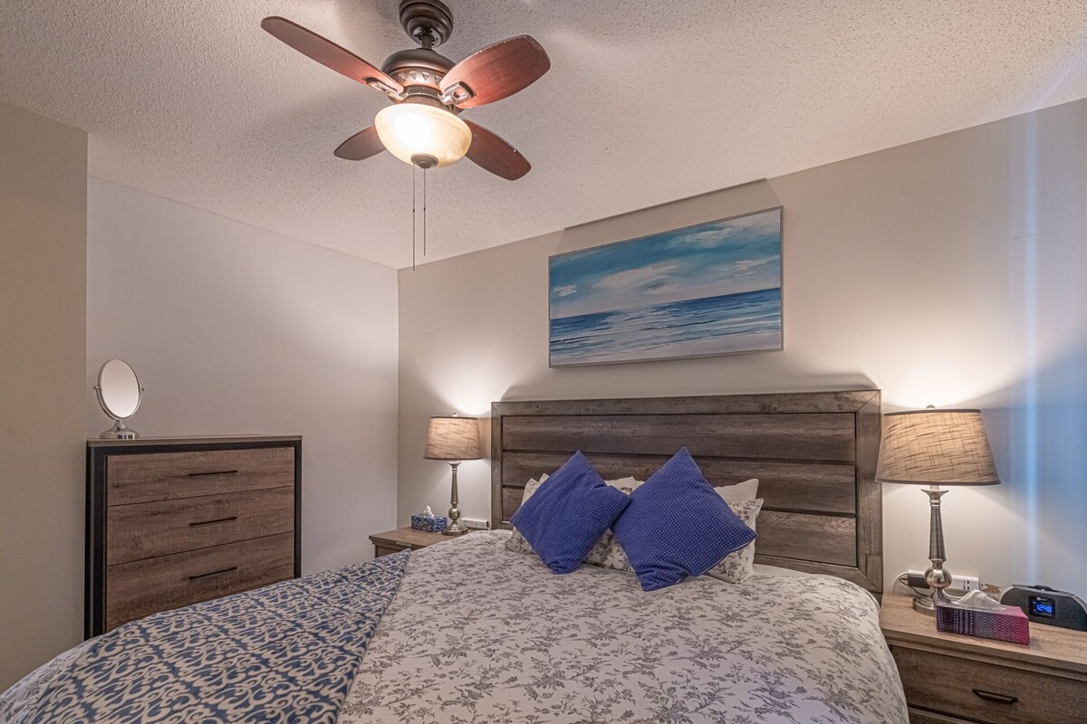 Dormitorio tamaño king con vistas a la montaña.