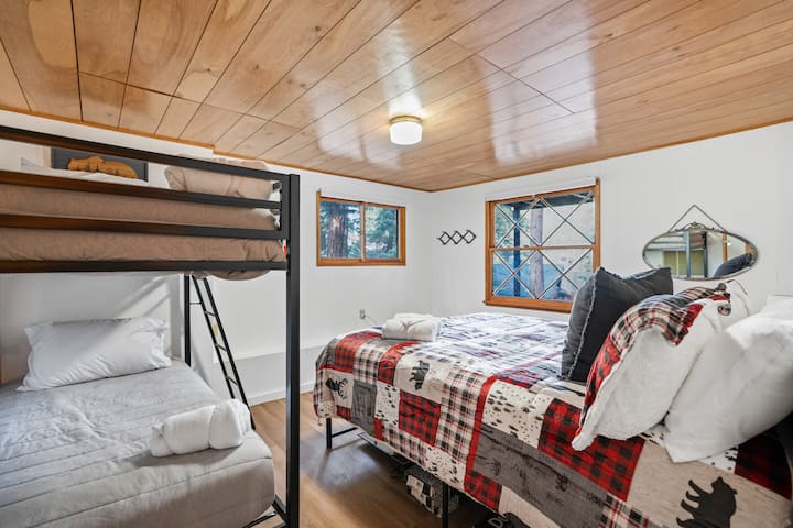 ห้องนอนชั้นล่าง