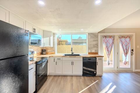 Fresh Remodeled 2 Story Golf Course Retreat