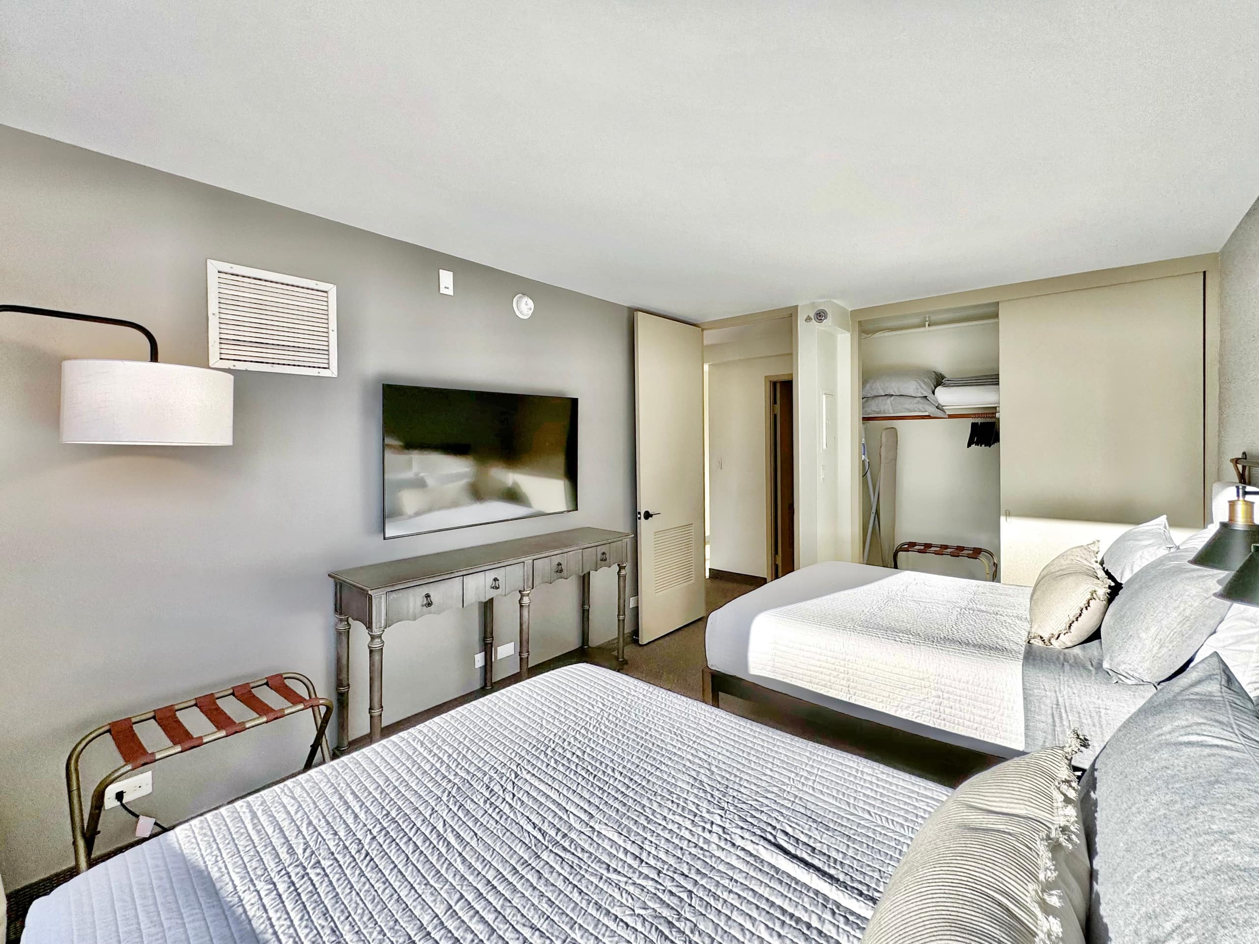 New! Mid-Century Island Style 1BR Condo~ - Image 31