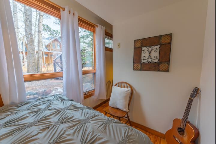 虽然这是一个小房间，但有足够的储物空间和巨大的窗户