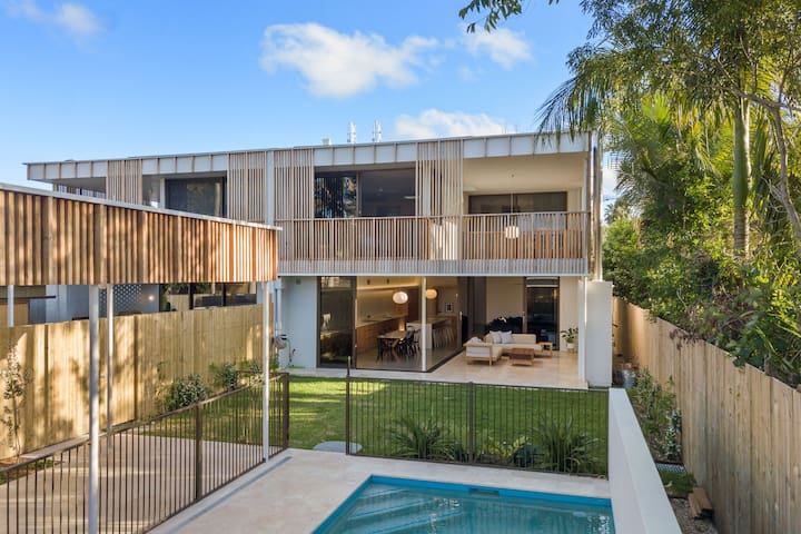 The Retreat – central Byron Bay, luxury, pool.