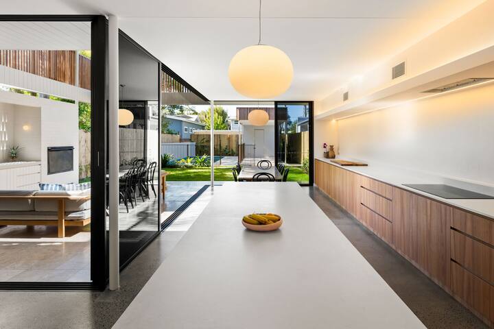 The Retreat – central Byron Bay, luxury, pool. gallery image 3