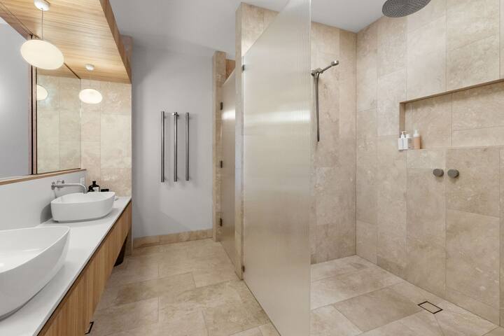 The Retreat – central Byron Bay, luxury, pool. gallery image 4