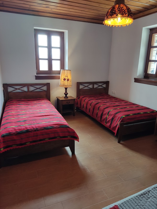 SLAAPKAMER MET 2 EENPERSOONSBEDDEN EN EEN TWEEPERSOONS SLAAPBANK