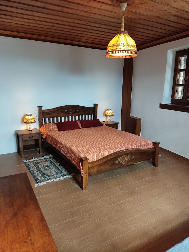 SLAAPKAMER MET 2 PERSOONS BED EN EEN TWEEPERSOONS SLAAPBANK