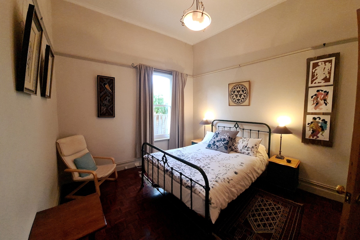 חדר שינה שני עם מיטת קווין סייז