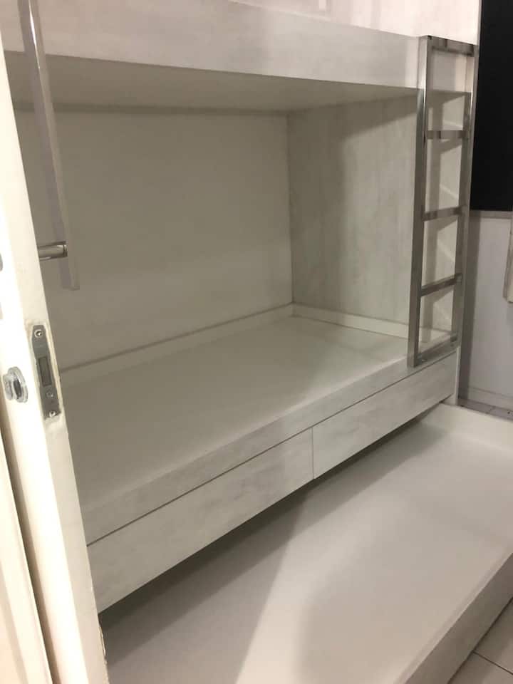 Treliche. Det er en køjeseng med en ekstra seng.