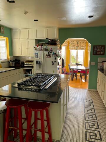 Unique, Colorful Spanish Gem gallery image 4