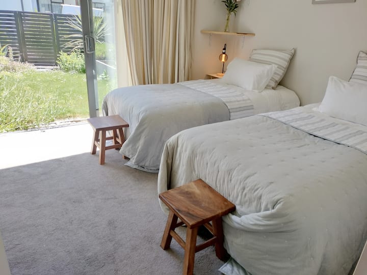 Na katu su 2 x jednokrevetna soba povezana s dvorištem 