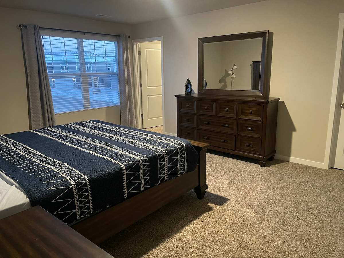 Dormitorio principal con tocador, vestidor y baño privado.