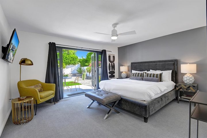 Dormitorio principal/baño privado, lujoso colchón King Tempur-Pedic, secador de pelo nuevo, persianas oscuras en la habitación, artículos básicos de baño. El baño de lujo y las sábanas te mantendrán mimado mientras disfrutas del patio privado que conduce al patio trasero. 