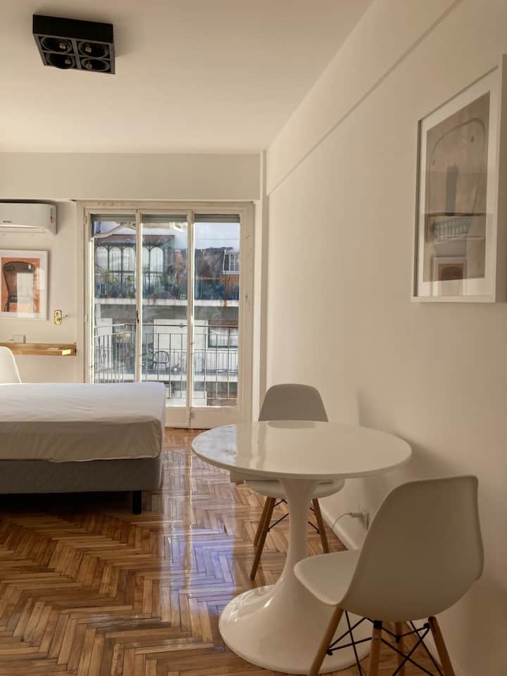 Kitnet reformada com varanda em Palermo