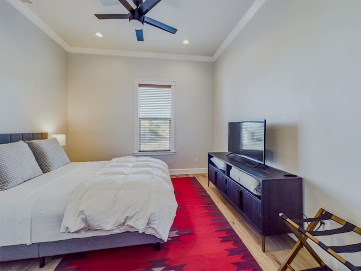 Chambre n °2 : lit Queen Size avec literie de qualité, télévision