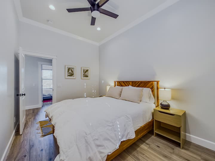 Chambre 1 : lit queen size avec literie de qualité