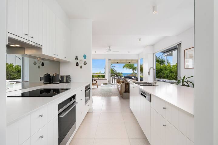 Chic Beachside Abode, Sunrise Beach gallery image 4