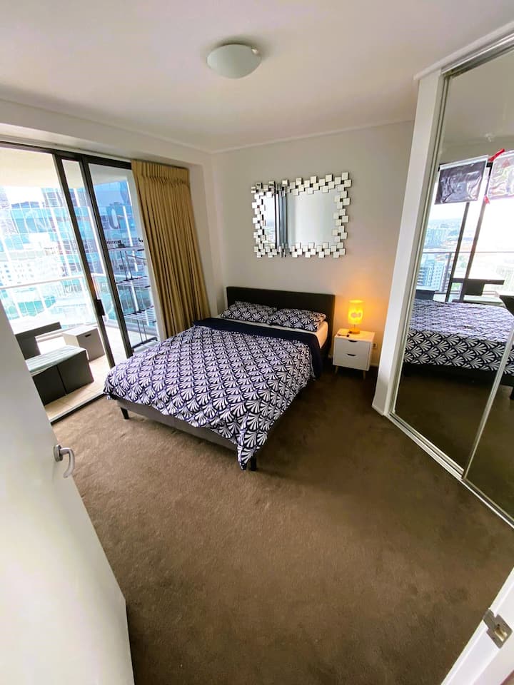 غرفة النوم الأولى - مع إمكانية الوصول إلى الشرفة