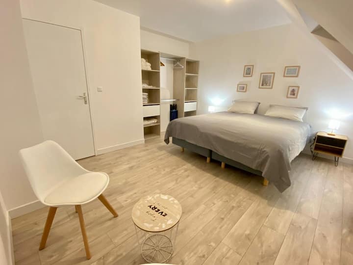 Possibilité d'installer le lit parapluie pour bébé qui se trouve à disposition dans le dressing.