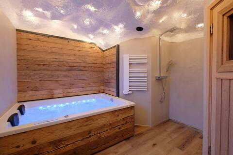 Apartment with whirlpool