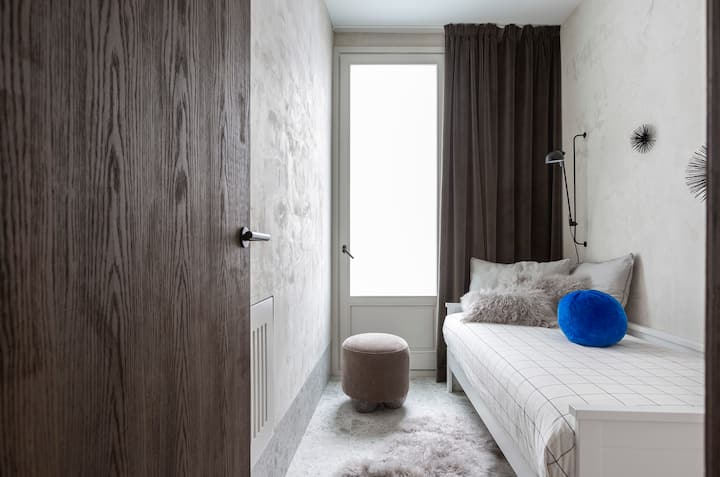 Საძინებელი 4 ერთადგილიანი საწოლით და დამატებითი მეორე საწოლით, რომლის ქვეშაც ინახება. 