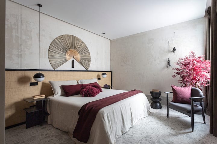 Საძინებელი 2, მთავარი საწოლით, სააბაზანოთი და დიდი კარადებით