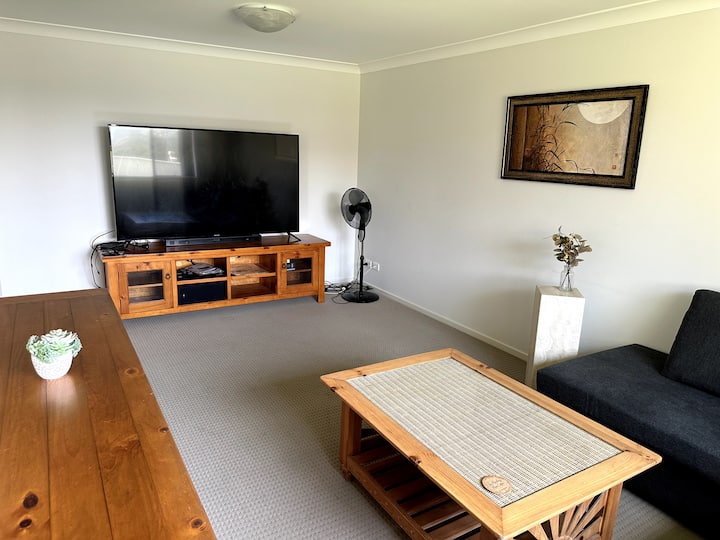 Spacious Bedroom With Ensuite | Solar-powered Home - Newcastle