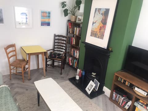 Top Airbnb: Cosy characterful 1 bed flat in Greater London