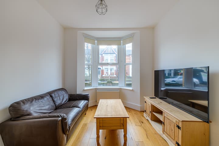 Cosy, Essential Maisonette In Stratford, London - London
