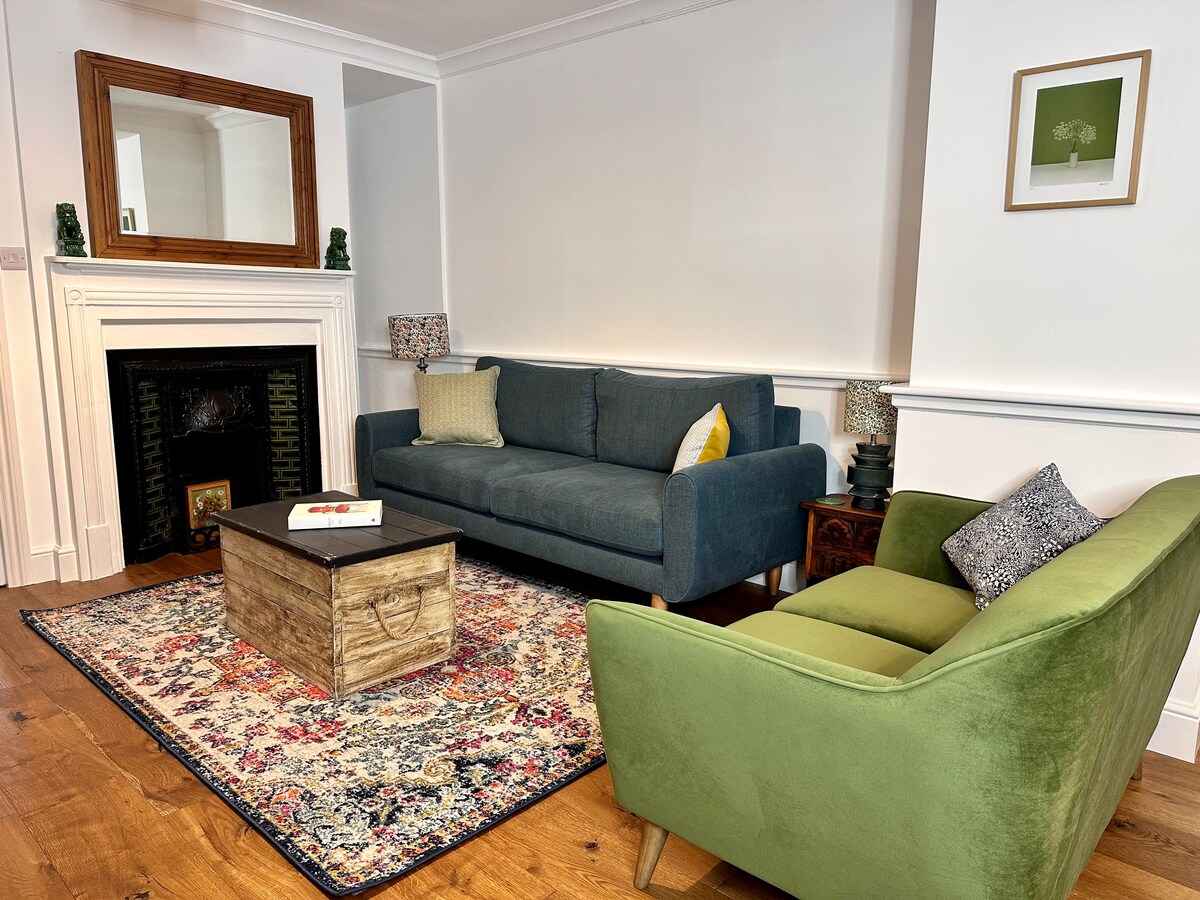 Top Airbnb: Cathedral Views Period Townhouse w/ Free Parking in Salisbury