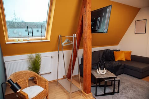 Beliebte Airbnb-Anzeige: Cozy & Yellow | Wifi | Netflix | City | 2 Person in Südostviertel