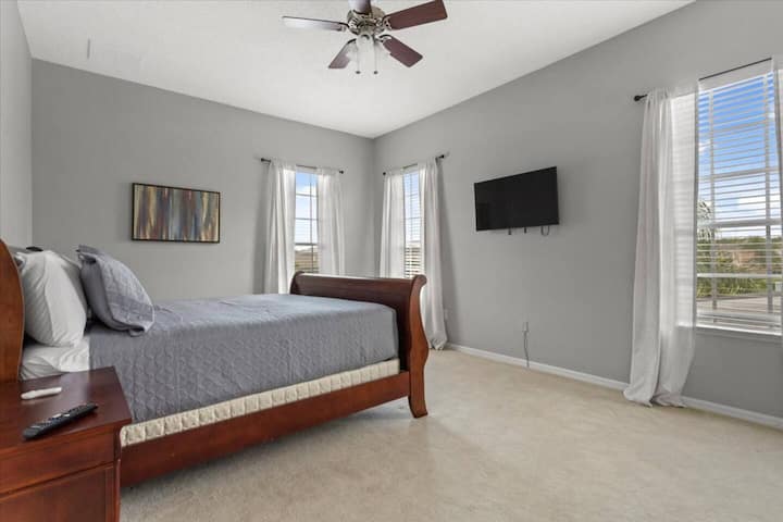 Hlavná spálňa s vlastným inteligentným televízorom (samoobslužné prihlásenie do vašich obľúbených aplikácií!)
