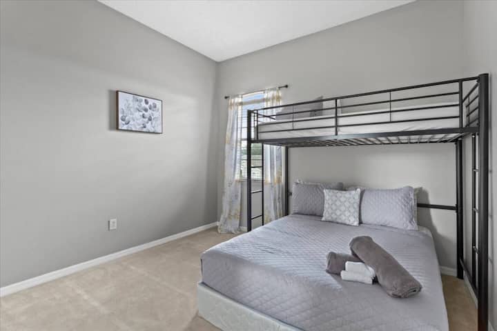 Poschodová posteľ na poschodí. Dvojposteľ na vrchole s menšou manželskou posteľou.
