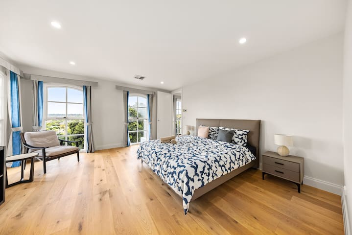 Entire Luxury 5-Ensuite Home in Templestowe Lower