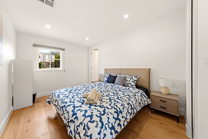 Entire Luxury 5-Ensuite Home in Templestowe Lower gallery image 2