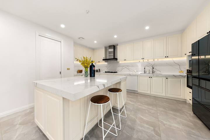 Entire Luxury 5-Ensuite Home in Templestowe Lower gallery image 5