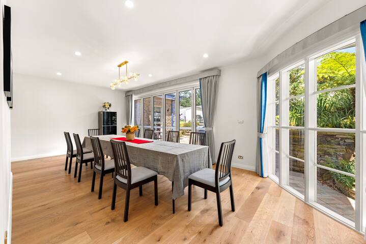 Entire Luxury 5-Ensuite Home in Templestowe Lower gallery image 4