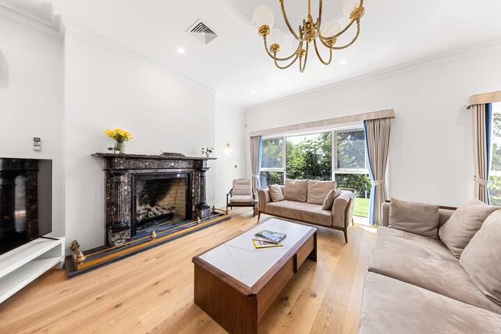 Entire Luxury 5-Ensuite Home in Templestowe Lower gallery image 3