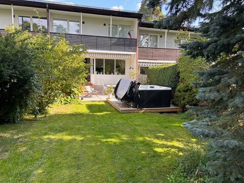 Spacious townhouse with hot tub