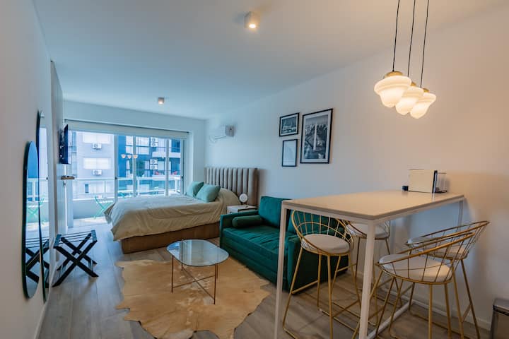 4 trotuare të rehatshme dhe bar i gjerë. Divan-krevat dhe divan-krevat dopio "king"