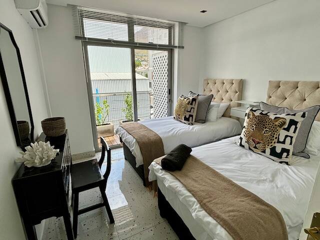 Upmarket City Apartment Mountain Views