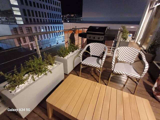 Upmarket City Apartment Mountain Views gallery image 4