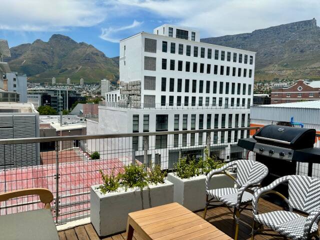 Upmarket City Apartment Mountain Views gallery image 5