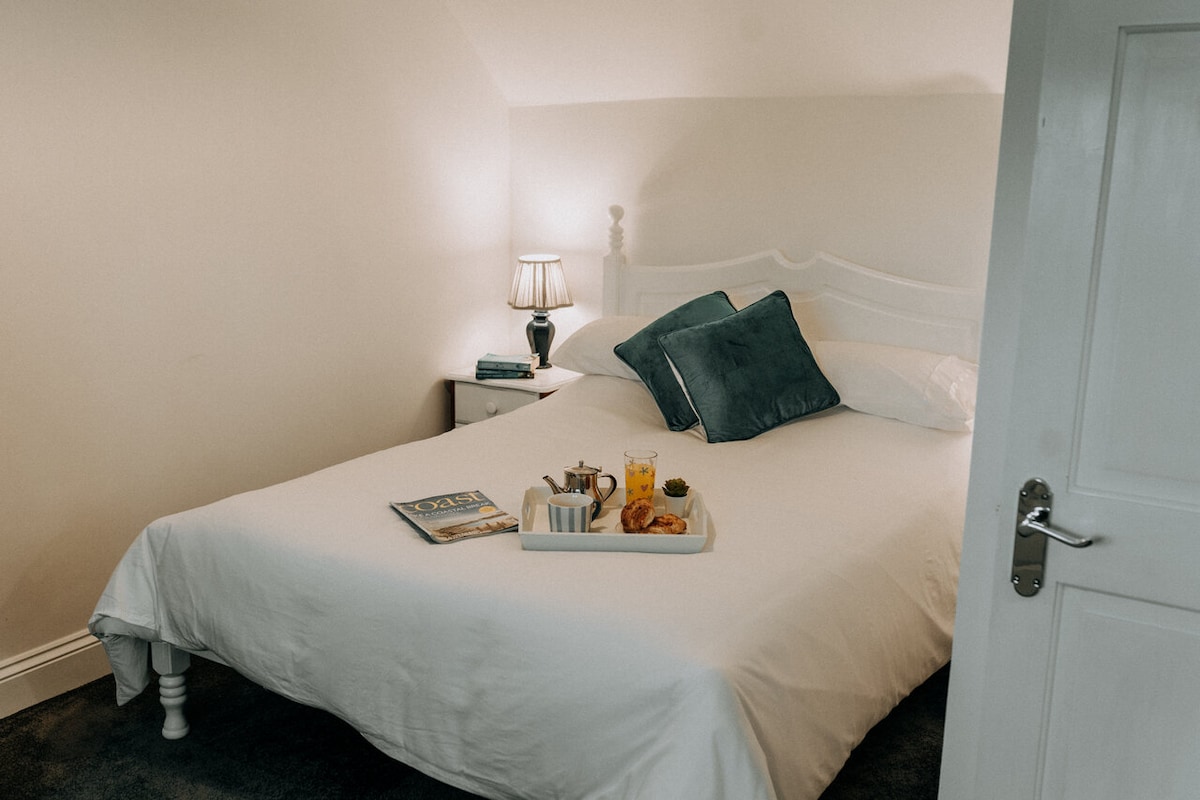 Dekori në të gjithë është i lehtë dhe i ndritshëm dhe i mobiluar rishtazi duke i dhënë një ndjesi shumë të freskët, por edhe komod. Shijo mëngjesin në shtrat dhe fillo ditën në këtë hapësirë shumë të qetë. 