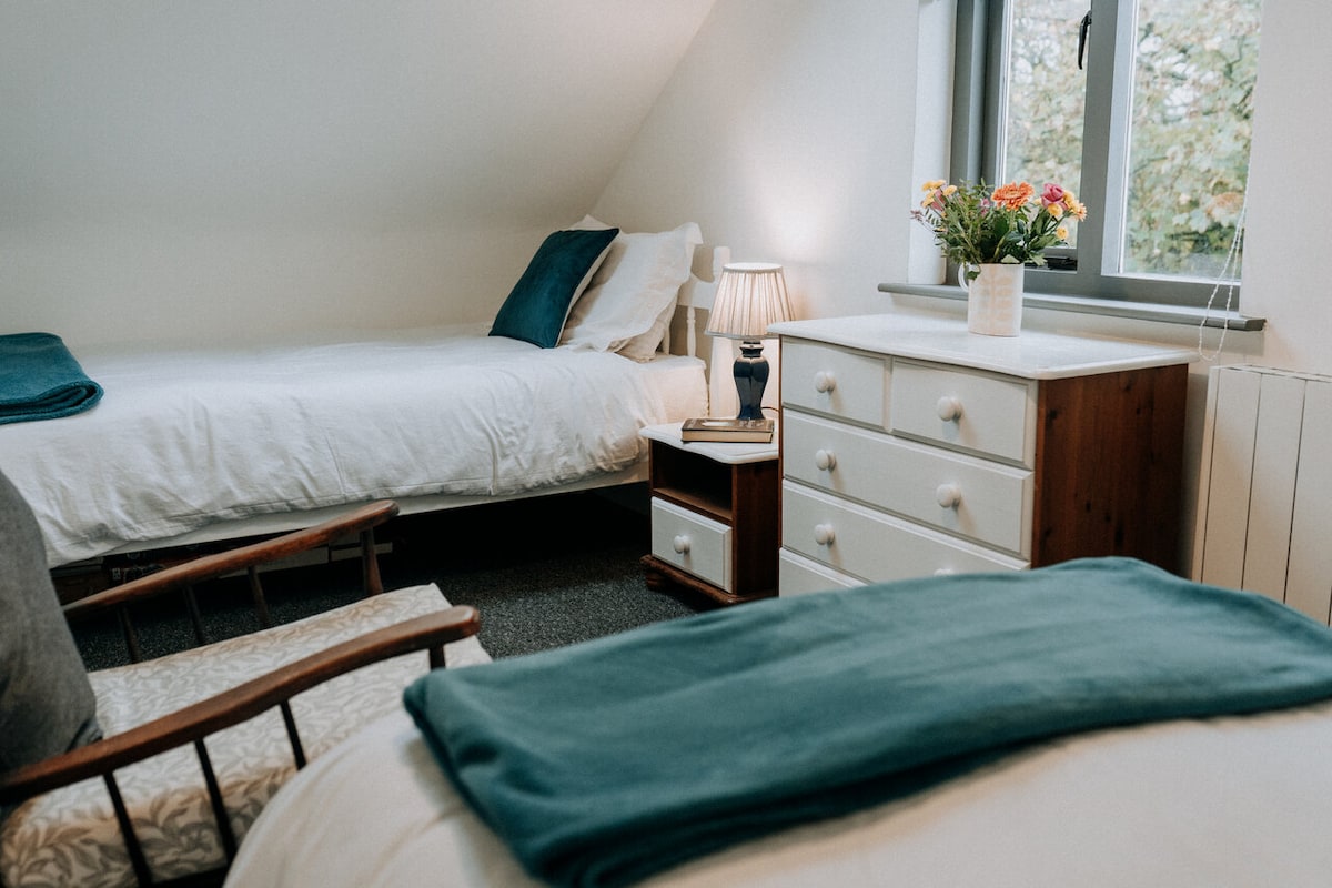 Ka ngrohje qendrore në të gjithë dhe të dy dhomat e gjumit janë të bukura dhe të ndritshme dhe të dekoruara rishtas. 